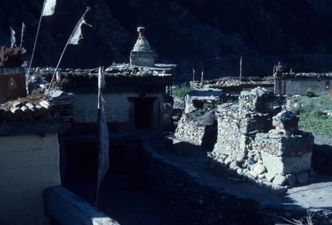 Chortens and Tibetan prayer flags in Kagbeni 